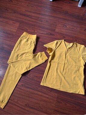 Mandala yellow scrub set